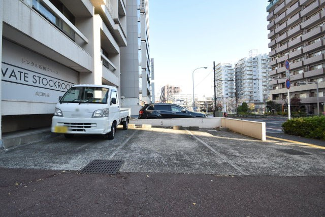 【駐車場】 | メゾンドール高田馬場 | マンションの駐車場スペース。空きの有無や駐車料金、サイズ規定などについては、改めてお問い合わせください。～即日のご見学可能～　お問合せはお気軽にどうぞ。
