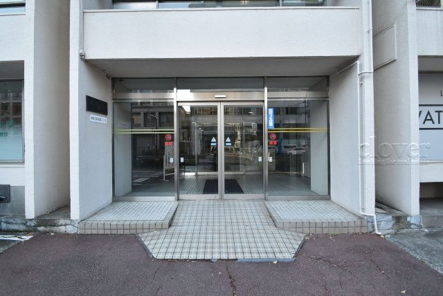 【エントランス】 | メゾンドール高田馬場 | マンションの正面エントランス。出入りする人間を癒してくれるマンション入り口であり、その建物の「顔」でもあります。～即日のご見学可能～　お問合せはお気軽にどうぞ。

