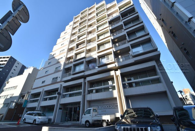 【外観】 | メゾンドール高田馬場 | 青空によく映える建物です。手入れの行き届いた外壁やマンション正面エントランスなど、綺麗な姿をぜひ一度、現地にてご覧ください。～即日のご見学可能～　お問合せはお気軽にどうぞ。
