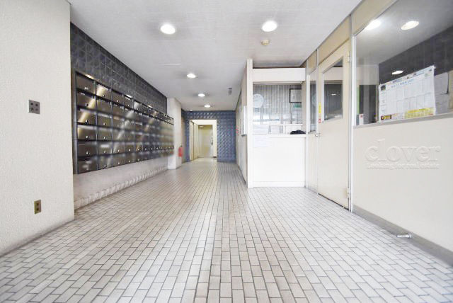 【ロビー】 | メゾンドール高田馬場 | マンションの建物内に入って最初に目にする空間が、このエントランスホールです。それほど広くはありませんが、しっかりと清潔感が保たれています。～即日のご見学可能～　お問合せはお気軽にどうぞ。
