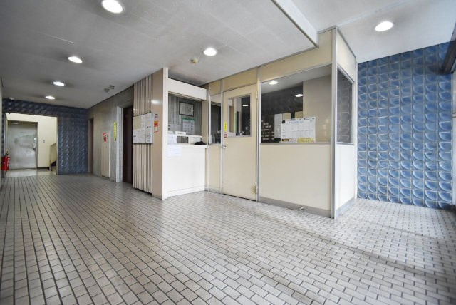 【受付】 | メゾンドール高田馬場 | 管理人さんが勤務する管理室。このマンションがきれいに保たれているのは、もちろん管理人さんのおかげ。～即日のご見学可能～　お問合せはお気軽にどうぞ。
