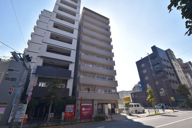 【現況写真】 | 根岸武蔵野マンション | 前面道路と外観の様子です。～即日のご見学可能～　お問合せはお気軽にどうぞ。