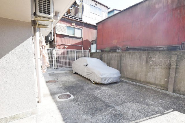 【駐車場】 | 根岸武蔵野マンション | マンションの駐車場スペース。空きの有無や駐車料金、サイズ規定などについては、改めてお問い合わせください。～即日のご見学可能～　お問合せはお気軽にどうぞ。
