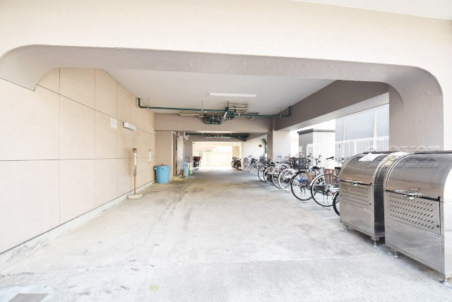 【駐輪場】 | 根岸武蔵野マンション | 自転車置き場。マンションの共用部にあたります。空きの有無や駐輪料金、各戸の台数制限などについては、改めてお問い合わせください。～即日のご見学可能～　お問合せはお気軽にどうぞ。
