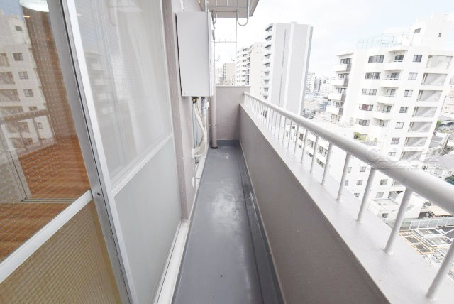 【バルコニー】 | 根岸武蔵野マンション | バルコニーの様子。ここからの眺めが、日々のストレスを発散してくれることでしょう。ちなみにバルコニーは専有部分ではなく「共用部分」の扱いです。～即日のご見学可能～　お問合せはお気軽にどうぞ。