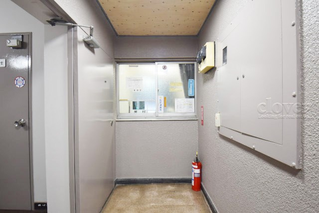 【受付】 | 根岸武蔵野マンション | 管理人さんが勤務する管理室です。マンションに出入りする人たちを見守り、注意を払ってくれています。～即日のご見学可能～　お問合せはお気軽にどうぞ。
