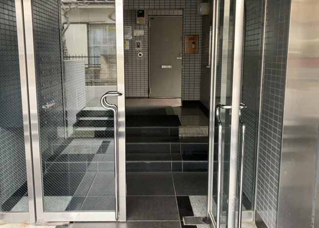 【エントランス】 | メゾン・ド・オンブラージュ | マンションのエントランスには、もともと風よけや防犯の役割がありますが、マンションによって宅配ボックスなどの設備が備わっている所もあります。日々の生活をイメージしながら生活しやすさをチェックしましょう。