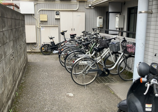 【駐車場】 | メゾン・ド・オンブラージュ | 車一台あたりに必要なスペースは、標準サイズの普通自動車で横幅2m50cm、長さ5mは必要になります。ただし、乗降のことも考慮して横幅3m30cm、長さ5m50cmほどは確保できるところを選びましょう。