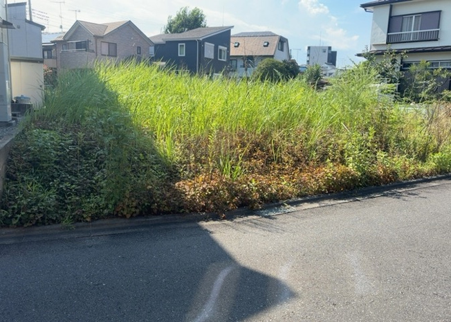 【外観】 | 現地に行くなら、物件の周囲の地形がどうなっているかを見ることも大切です。周辺より低くなっている土地では、大雨などで水が集まりやすいため、地盤が弱くなっているということも考えられるため、注意が必要です。