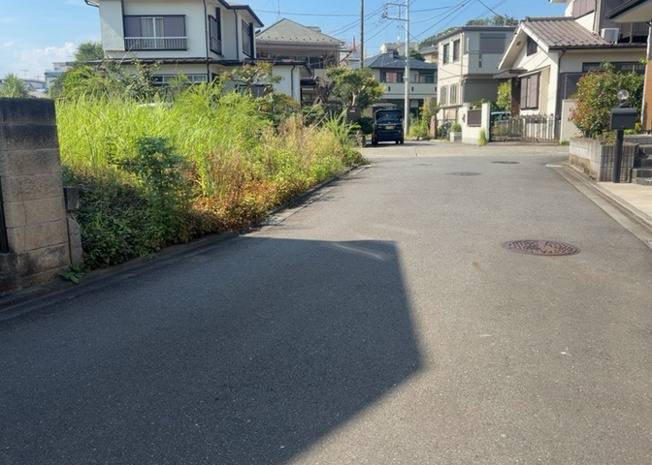 【外観】 | 隣家の土地はどうなっているのか、生活利便施設が近くにあるのか、学校まで近いかなど、お客様のライフスタイルにあわせたイメージが重要です。また、近くにあると困る施設が近くにないかも確認するといいでしょう。
