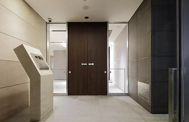 中央区日本橋馬喰町２丁目の賃貸マンションのエントランス