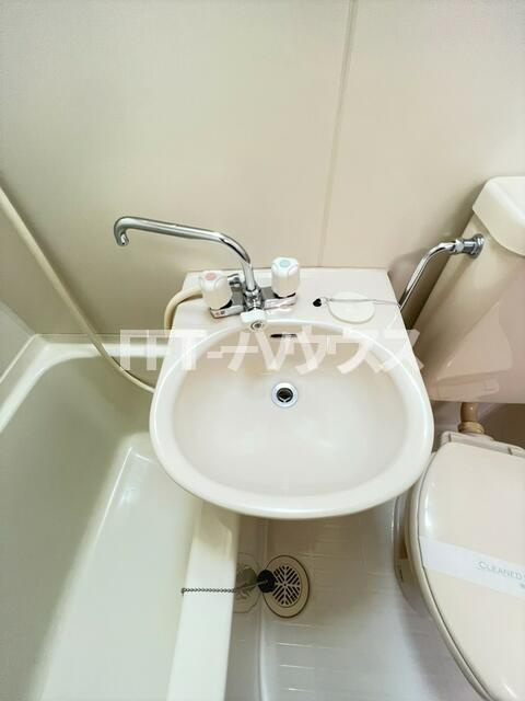 ホワイトルームの洗面所