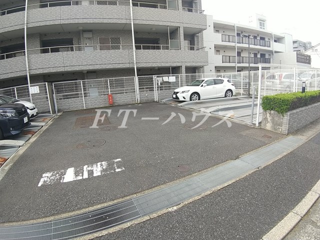 船橋市薬円台６丁目の賃貸マンションの駐車場