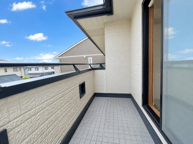 守谷市美園１丁目　中古戸建のバルコニー|※画像の一部はAIを用いて加工・編集しています。実際の状況と異なる場合がありますので、ご了承下さい。