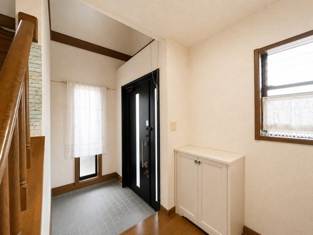 守谷市美園１丁目　中古戸建の玄関|※画像の一部はAIを用いて加工・編集しています。実際の状況と異なる場合がありますので、ご了承下さい。