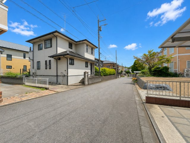 守谷市美園１丁目　中古戸建の前面道路含む現地写真|※画像の一部はAIを用いて加工・編集しています。実際の状況と異なる場合がありますので、ご了承下さい。