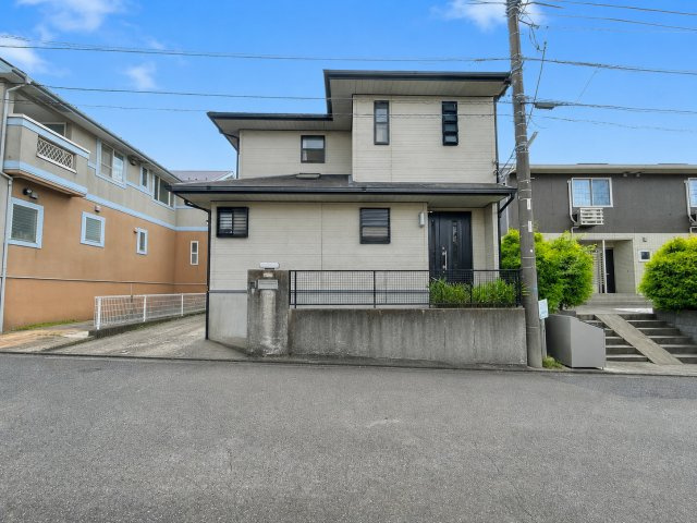 守谷市美園１丁目　中古戸建の前面道路含む現地写真|※画像の一部はAIを用いて加工・編集しています。実際の状況と異なる場合がありますので、ご了承下さい。