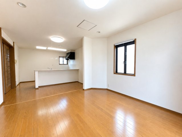 守谷市美園１丁目　中古戸建の居間・リビング|※画像の一部はAIを用いて加工・編集しています。実際の状況と異なる場合がありますので、ご了承下さい。
