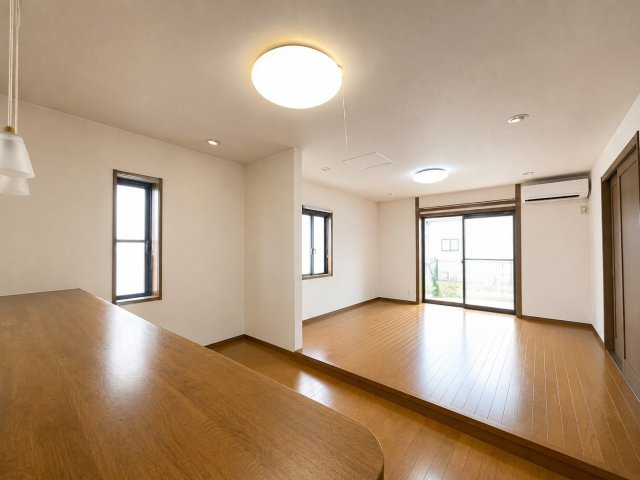 守谷市美園１丁目　中古戸建の居間・リビング|※画像の一部はAIを用いて加工・編集しています。実際の状況と異なる場合がありますので、ご了承下さい。