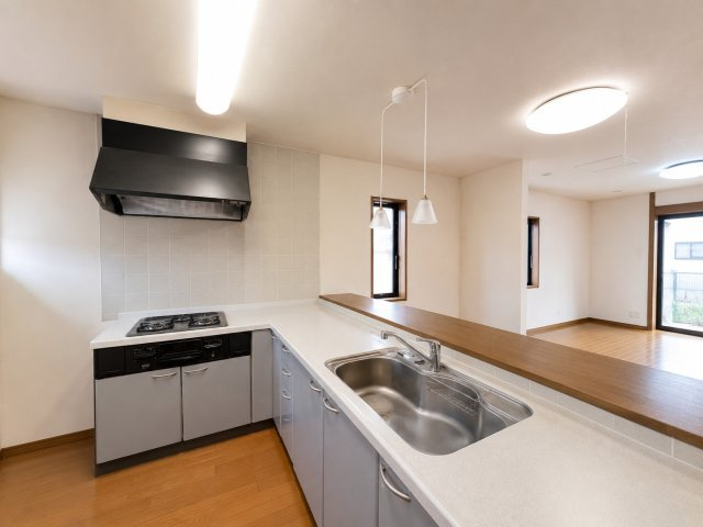 守谷市美園１丁目　中古戸建のキッチン|※画像の一部はAIを用いて加工・編集しています。実際の状況と異なる場合がありますので、ご了承下さい。