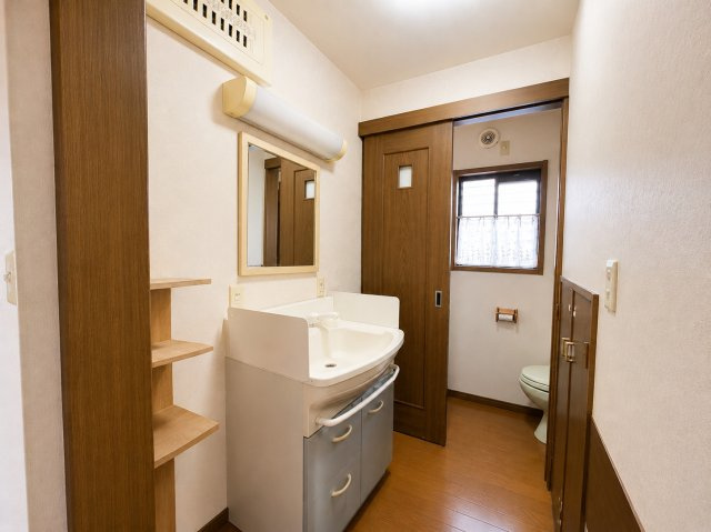 守谷市美園１丁目　中古戸建の独立洗面台|※画像の一部はAIを用いて加工・編集しています。実際の状況と異なる場合がありますので、ご了承下さい。