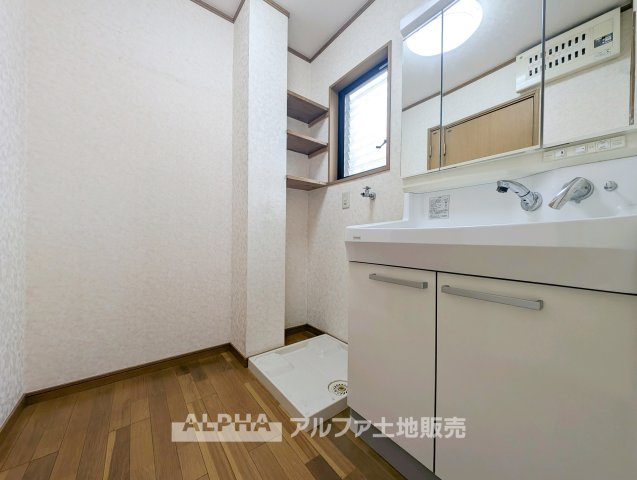 青梅市師岡町2丁目　中古戸建の独立洗面台|Wash Basin】
◆朝の身支度を快適に◆洗面化粧台を新品交換予定。洗顔や歯磨き、身だしなみを整える毎日の生活動線を支える、清潔感のある洗面スペースです。
