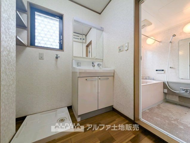 青梅市師岡町2丁目　中古戸建の独立洗面台|【Powder Room】
◆使いやすい洗面空間◆新しい洗面化粧台へ交換予定。洗面用品をまとめやすく、朝の身支度から帰宅後の手洗いまで、家族みんなが毎日利用する便利なスペースです。

