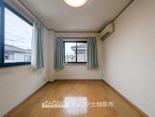 青梅市師岡町2丁目　中古戸建の洋室|【Private Room】
◆多彩に使える洋室◆寝室や子ども部屋、仕事や趣味のスペースなど、家族構成や生活スタイルに合わせて活用可能。各居室に収納を備えています。

