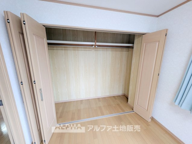 青梅市師岡町2丁目　中古戸建の収納|【Storage】
◆各居室に収納を確保◆衣類や日用品などをそれぞれの部屋で整理しやすく、生活空間をすっきり保てます。家族の荷物を分けて収納できる使い勝手の良い設計です。
