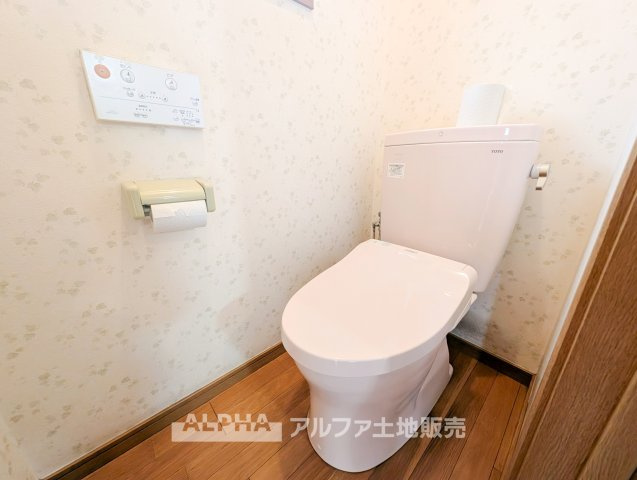 青梅市師岡町2丁目　中古戸建のトイレ|【Toilet】
◆1・2階にトイレを配置◆シャワー付きトイレを新品交換予定。各階に設置されているため、朝の忙しい時間帯や夜間にも使いやすい住まいです。
