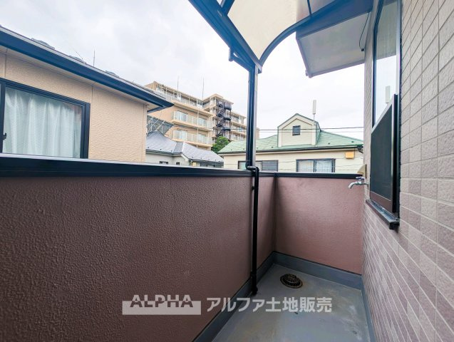 青梅市師岡町2丁目　中古戸建のバルコニー|【Balcony】
◆暮らしに便利なバルコニー◆洗濯物や布団を干すスペースとして日々活躍。2階の洋室から出入りでき、毎日の洗濯動線にも配慮されたバルコニーです。