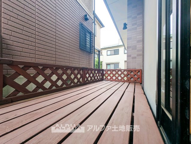 青梅市師岡町2丁目　中古戸建の庭|【Wood Deck】
◆暮らしを広げるウッドデッキ◆外の空気を感じながらくつろいだり、椅子を置いて気分転換を楽しんだりと、住まいにもう一つの居場所をつくります。