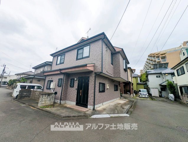 青梅市師岡町2丁目　中古戸建の外観|【Exterior】
◆角地ならではの開放感◆北側・西側ともに約6.0m道路に面した住まい。二方向が道路に接した、開放感を感じられる立地です。
