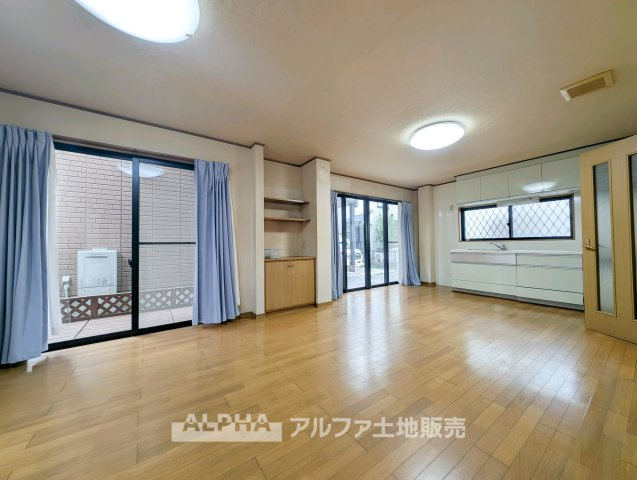 青梅市師岡町2丁目　中古戸建の居間・リビング|【Bright Living】
【Living Room】
◆約16.75帖のLDK◆家族の食事や団らんを楽しめる、明るく開放感のある空間です。
