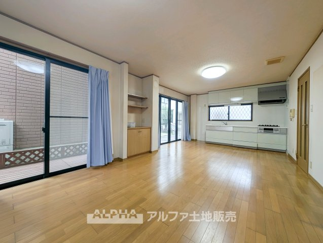 青梅市師岡町2丁目　中古戸建の居間・リビング|【Family Living】
◆団らんを楽しむ◆家族が自然と集まるLDKは約16.75帖。ソファやダイニングテーブルを配置して、食事からくつろぎの時間まで幅広く活用できます。