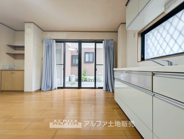 青梅市師岡町2丁目　中古戸建の居間・リビング|リフォーム前の写真です
【Family Living】
◆団らんを楽しむ◆家族が自然と集まるLDKは約16.75帖。ソファやダイニングテーブルを配置して、食事からくつろぎの時間まで幅広く活用できます。