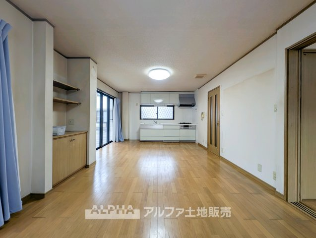 青梅市師岡町2丁目　中古戸建の居間・リビング|【Living Space】
◆暮らしの中心に◆キッチンとつながるLDKは、料理中も家族との会話を楽しみやすい空間。毎日の食事や団らんなど、家族の時間を育みます。