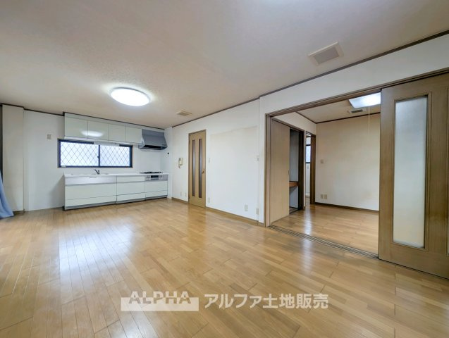 青梅市師岡町2丁目　中古戸建の居間・リビング|【Comfort Living】
◆家具配置も楽しめる◆約16.75帖のLDKは、ダイニングセットやソファなどを配置しやすい広さ。家族の生活スタイルに合わせた空間づくりを楽しめます。