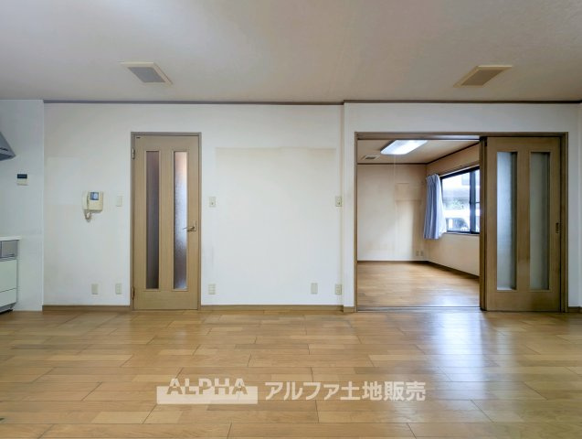 青梅市師岡町2丁目　中古戸建の居間・リビング|【Bright Living】
◆家族が集うLDK◆約16.75帖の広さを確保したリビング。ダイニングとくつろぎのスペースを分けやすく、家族それぞれが心地よく過ごせる空間です。
