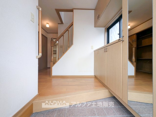 青梅市師岡町2丁目　中古戸建の玄関|【Entrance】
◆住まいの第一印象◆玄関には収納スペースを備え、靴や外出用品をすっきり整理。毎日の出入りを気持ちよく迎えてくれる、使い勝手にも配慮された空間です。
