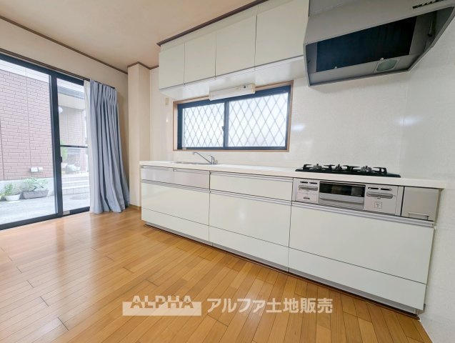 青梅市師岡町2丁目　中古戸建のキッチン|【System Kitchen】
◆新しいキッチンで快適に◆システムキッチンを新品交換予定。毎日使う場所だからこそ、調理のしやすさと収納力を備えたキッチンで家事時間も快適に過ごせます。
