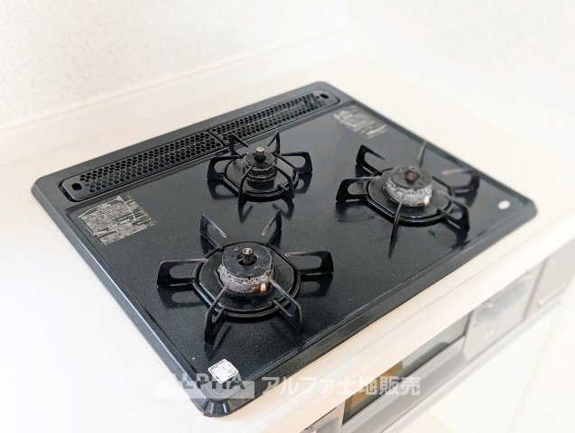 青梅市師岡町2丁目　中古戸建のキッチン|【Gas Stove】
◆毎日の料理を快適に◆複数の料理を同時に進めやすいガスコンロ。炒め物から煮込み料理まで幅広いメニューに対応し、毎日の食事づくりを支えます。
