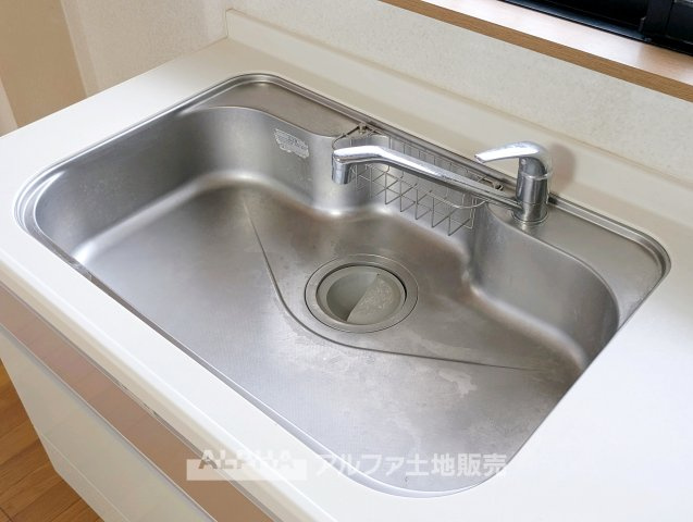 青梅市師岡町2丁目　中古戸建のキッチン|【System Kitchen】
◆毎日の料理を快適に◆新しく交換予定のシステムキッチン。調理スペースと収納を確保し、毎日の食事づくりから後片付けまで使いやすいキッチンです。