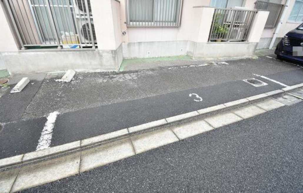 岡本グリーンハイツ　礼金0　ペット相談　デザイナーズの駐車場