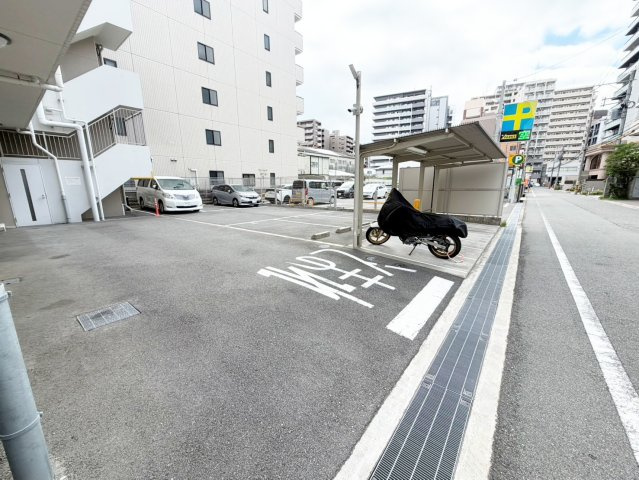 スペーシア江坂広芝町の駐車場