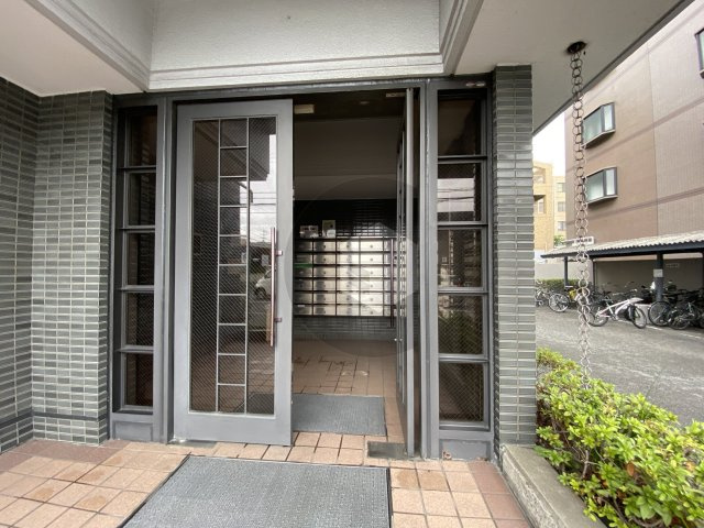 サーティ西尾のエントランス