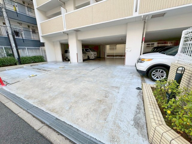 レジュールアッシュ十三の駐車場