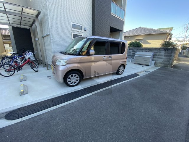 レガリスト鴻池の駐車場