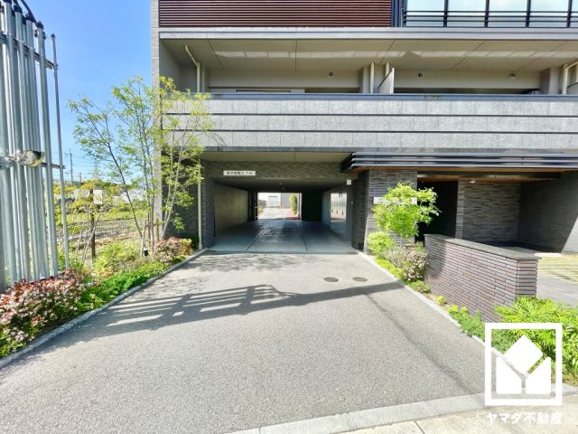 プレサンスロジェ京都桂川ザ・レジデンスの駐車場