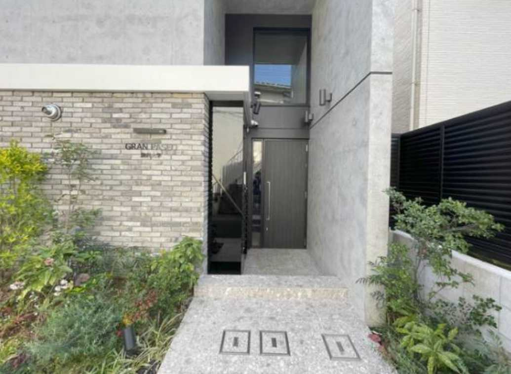 プライマル駒沢大学　敷金０　礼金０　メゾネットのエントランス